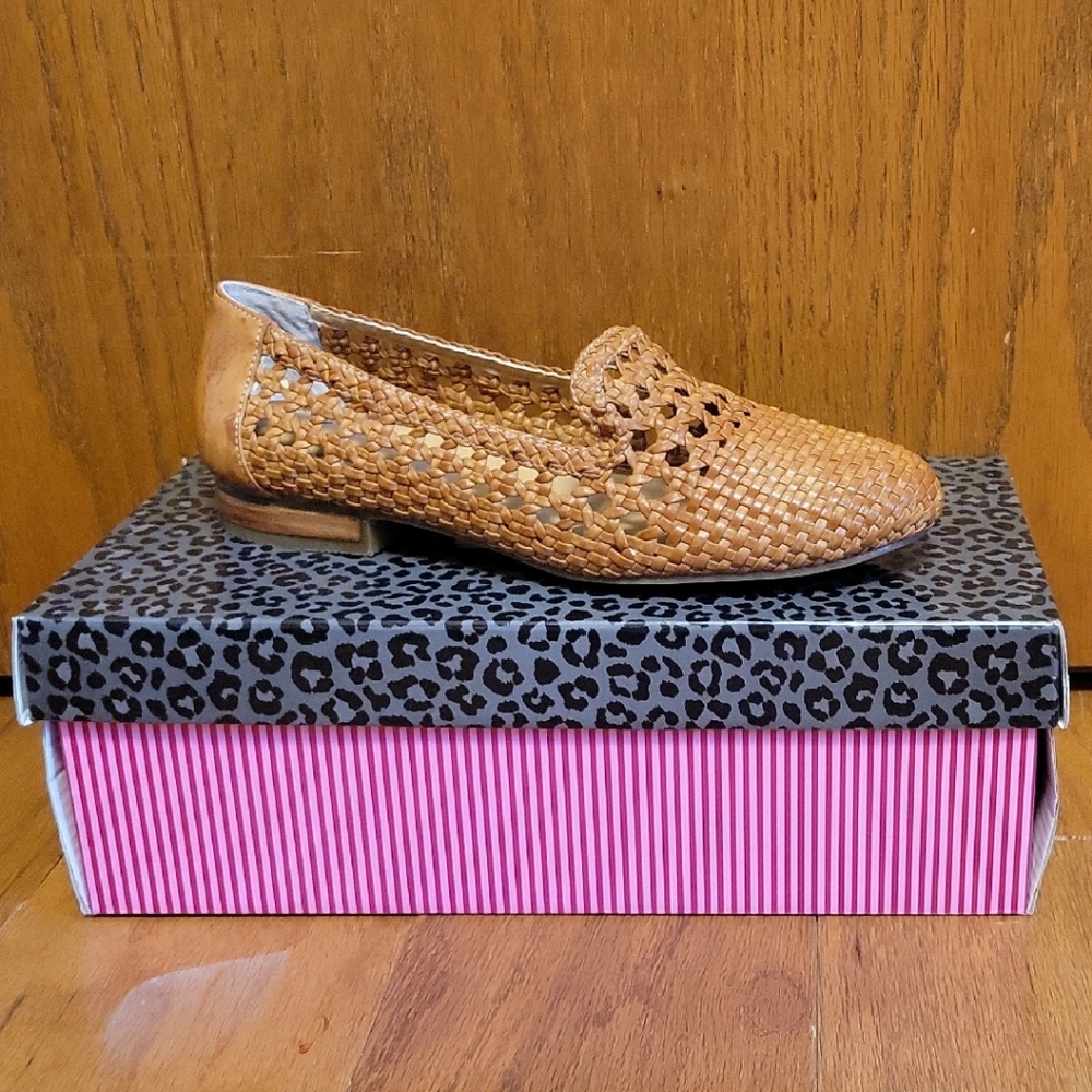 Me Too Tan Woven Sandals 7 NWT